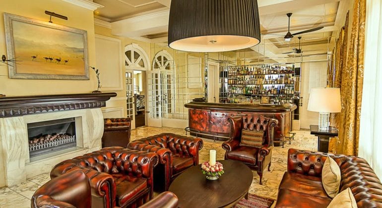 Hemingways Nairobi Bar
