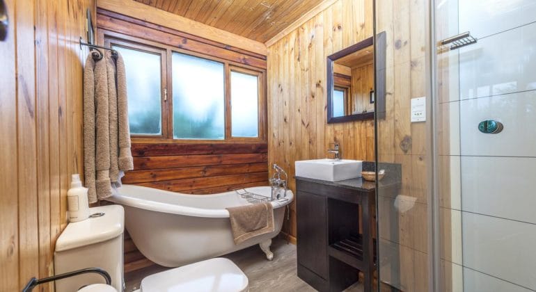 Kariega Main Lodge Bathroom