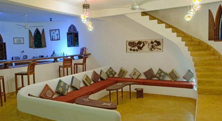 Hodi Hodi Beach House Lounge
